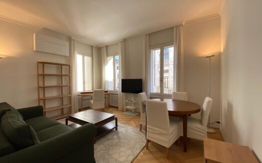 Raffinato e fornito di ogni comfort abitativo, in pieno centro