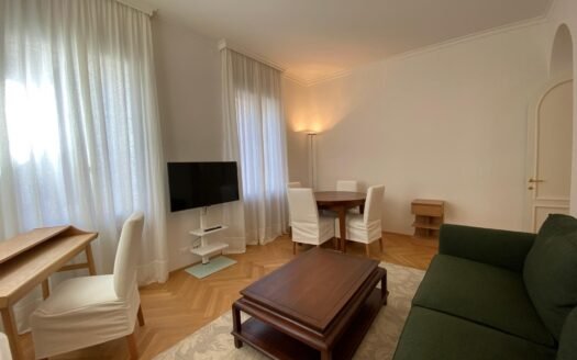 Raffinato e fornito di ogni comfort abitativo, in pieno centro