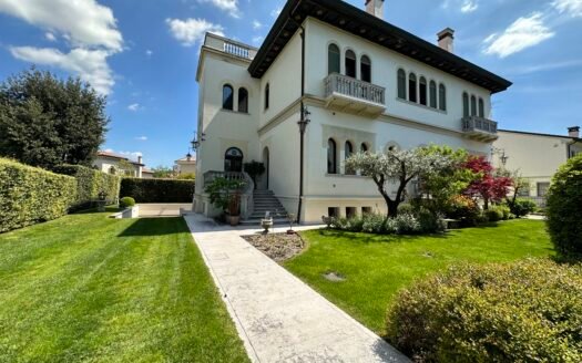 Incantevole porzione di villa anni Trenta