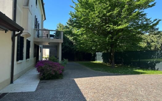 Villa con autorimesse e giardino, in contesto incantevole