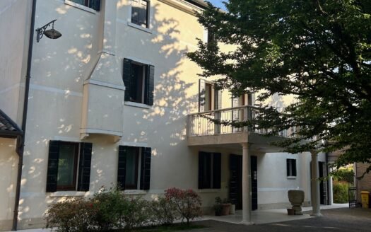Villa con autorimesse e giardino, in contesto incantevole