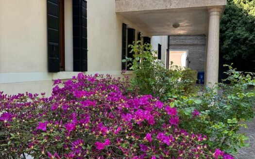 Villa con autorimesse e giardino, in contesto incantevole