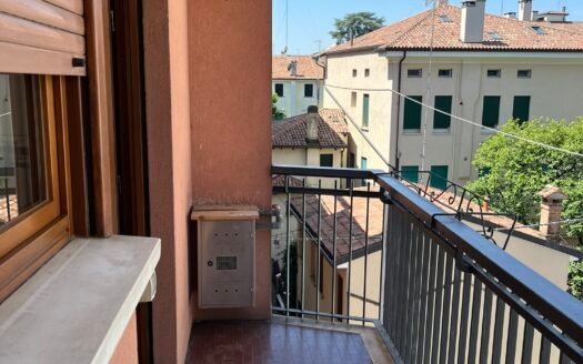 Funzionale, curato e ben tenuto, con terrazzino